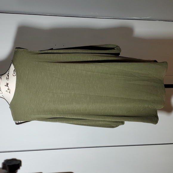 Jones New York Signature- Cut outs Hi-Lo olive green Top Neutral Sz.XL - Picture 3 of 8